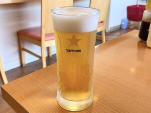 この日はテーブルでビールを飲みながら