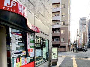 「南2西7」の交差点、郵便局と店の看板