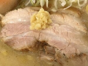 純すみ系の超人気店「彩未」流 “おろし生姜”乗せ