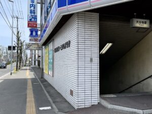 正面に真っ直ぐ（南郷通）約200ｍ先です