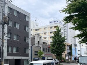 正面のビルの1階です