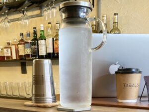 カウンターには冷水が用意されています