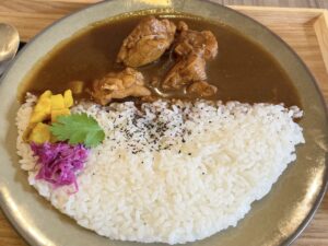 一番人気の「タバルサチキンカレー」