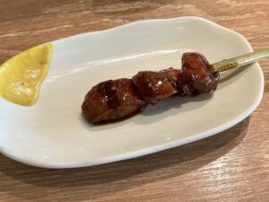 小ぶりながら味は濃厚な「鳥レバー」