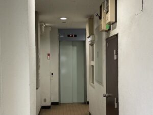 エレベーターで3階に上がります
