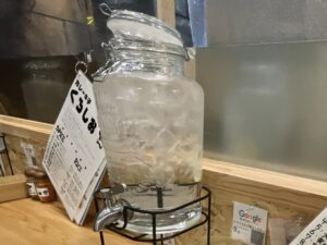 冷水サーバーと奥には2種のスパイス
