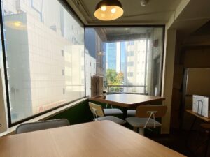 窓際の席からは外の眺めも