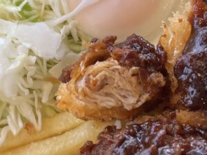 名物クラスの人気「デミカツ」