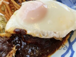 ハンバーグに目玉焼きをオン!