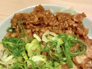 ニンニク・ネギとタレの相性が抜群!