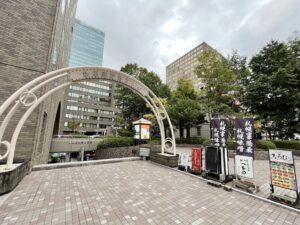 右側の木の影が「札幌時計台」