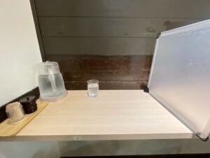 各席には「お冷や」もセットされています。