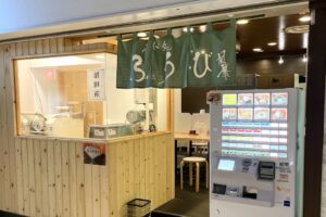右が「券売機」左には「製麺室」